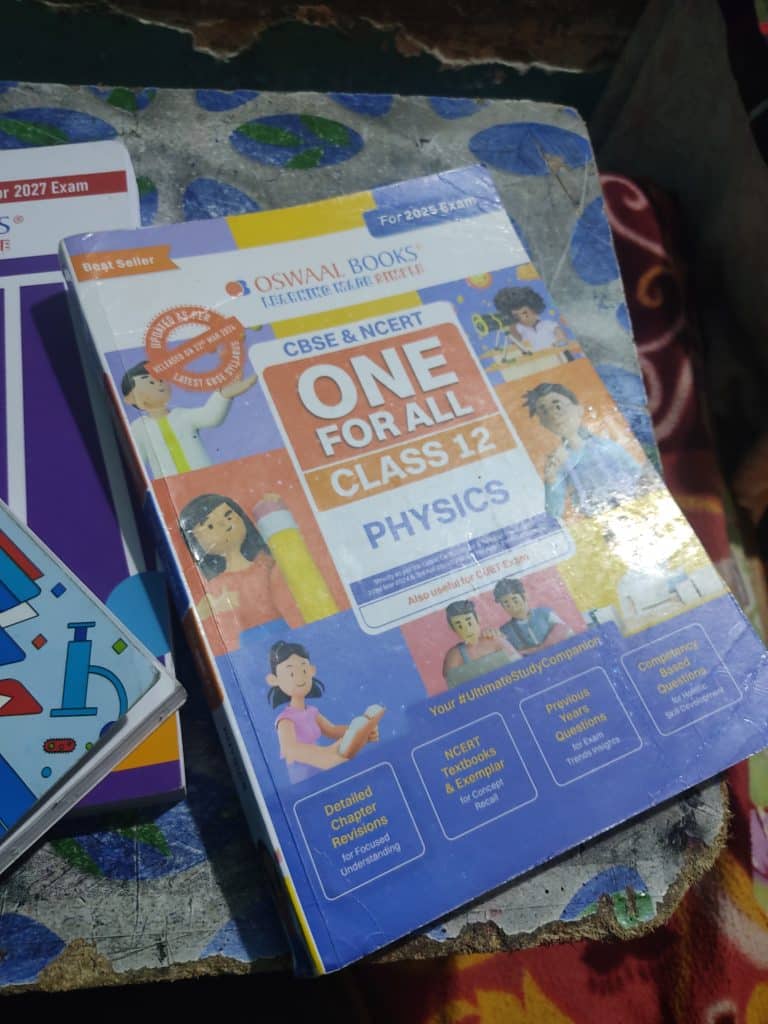 Latest Oswaal Class 12 Physics Question Bank (Late photo 2